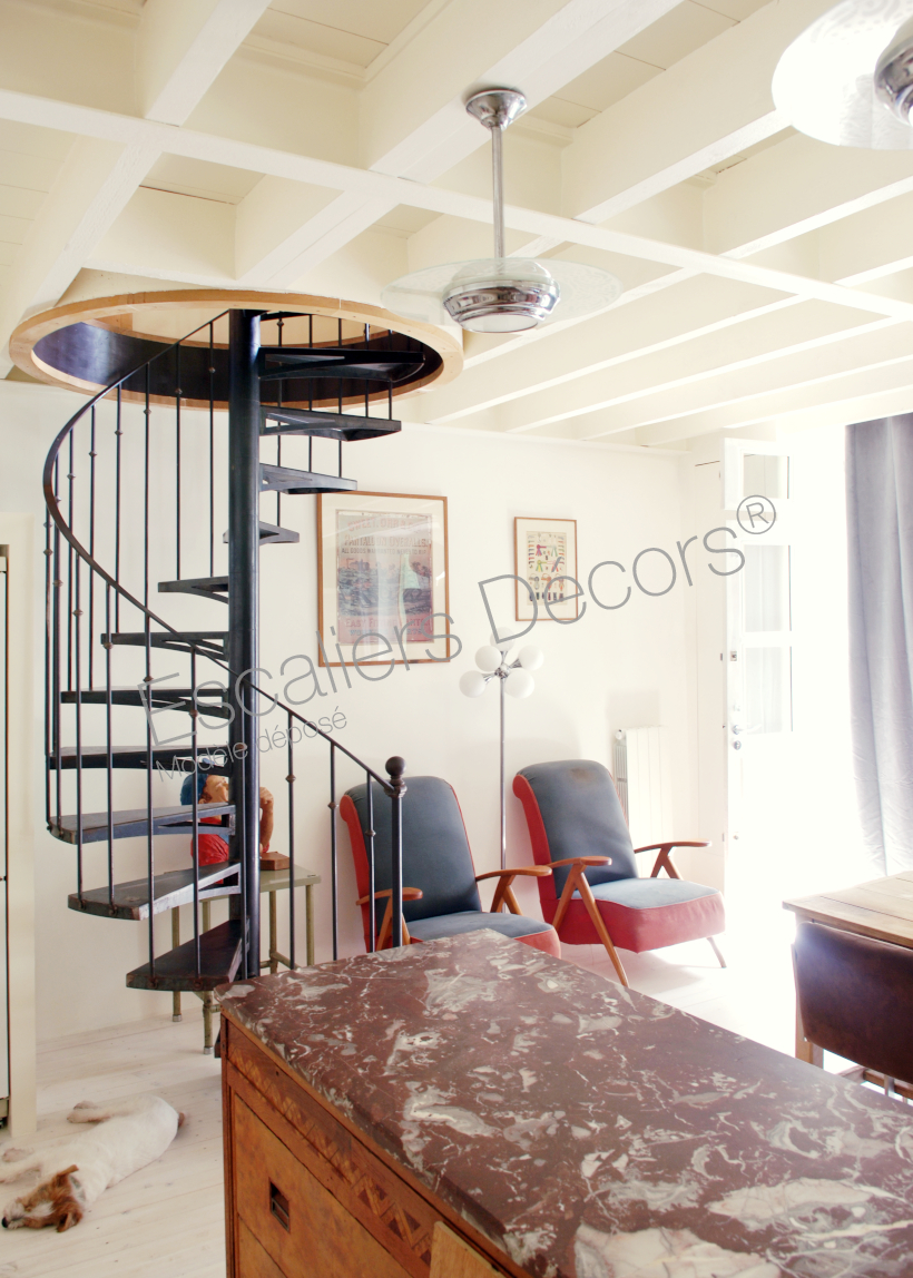 DH58 - Escalier colimaçon intérieur en métal desservant 3 niveaux au look rétro parfait pour une décoration style vintage. Vue 5